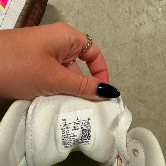 air jordan one mid SE GS “edge glow” - Picture 8 of 9